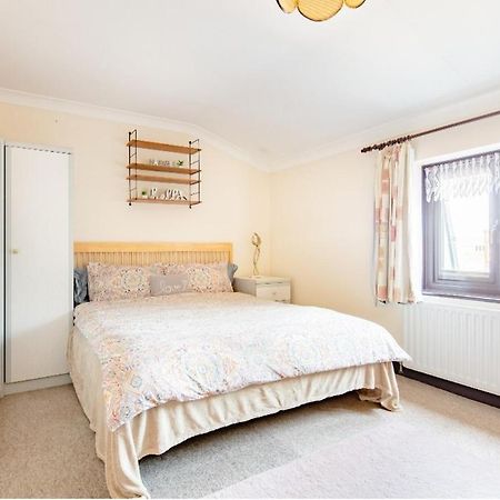 Spacious Room 2 Mins From Station Londen Buitenkant foto