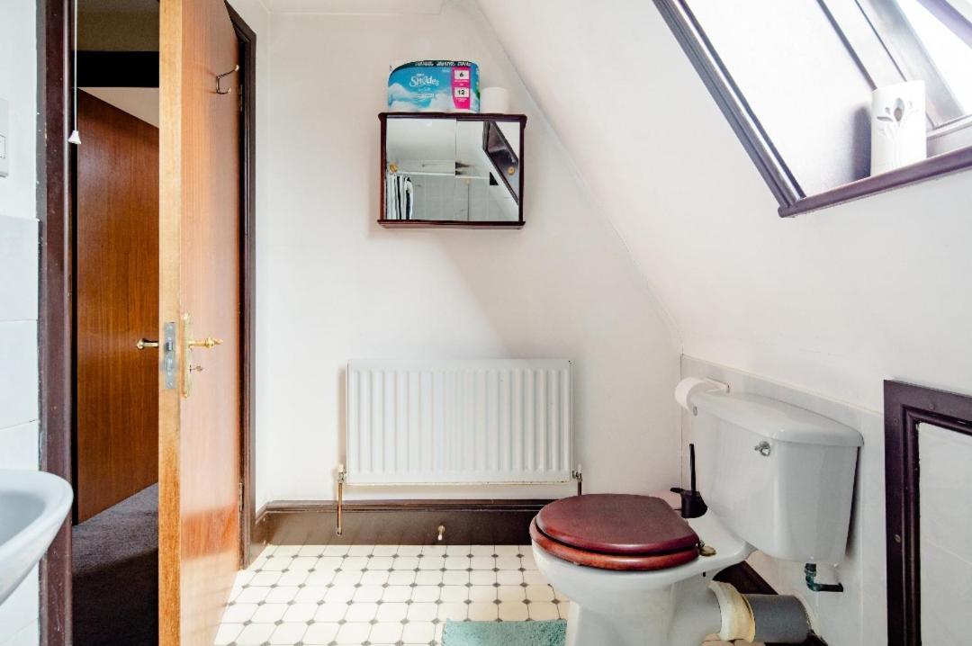 Spacious Room 2 Mins From Station Londen Buitenkant foto