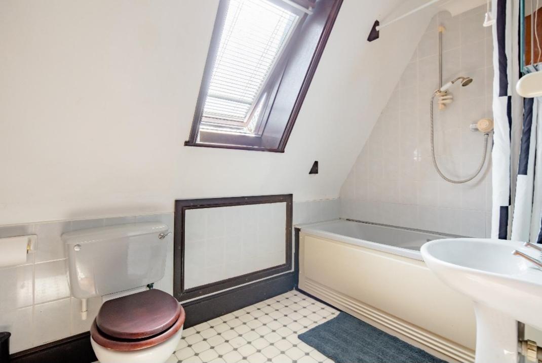 Spacious Room 2 Mins From Station Londen Buitenkant foto